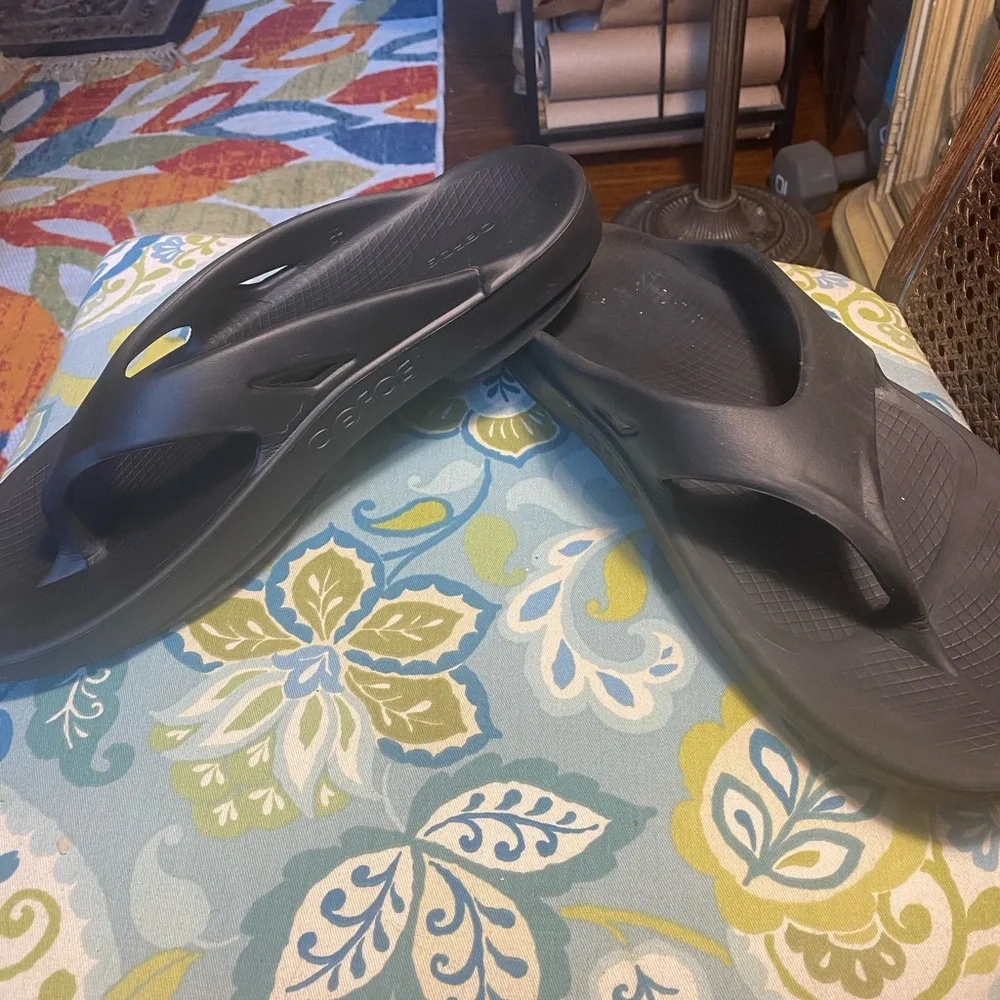 OOFOS Black Recovery Flip Flops Men 13